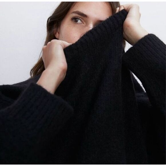 ✨Black Zara Oversized Chunky Knit Crew
Neck Long Sleeve Sweater✨ - Picture 4 of 9
